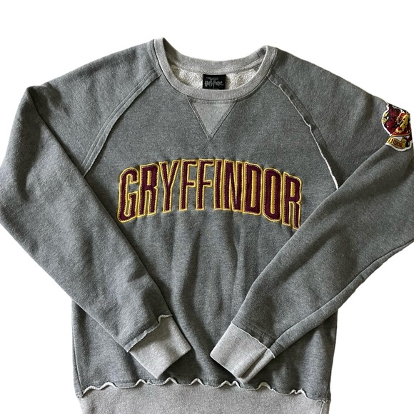 Harry Potter Universal Studios Sweatshirt Gryffindor Arm Patch Women’s XS - Picture 3 of 14